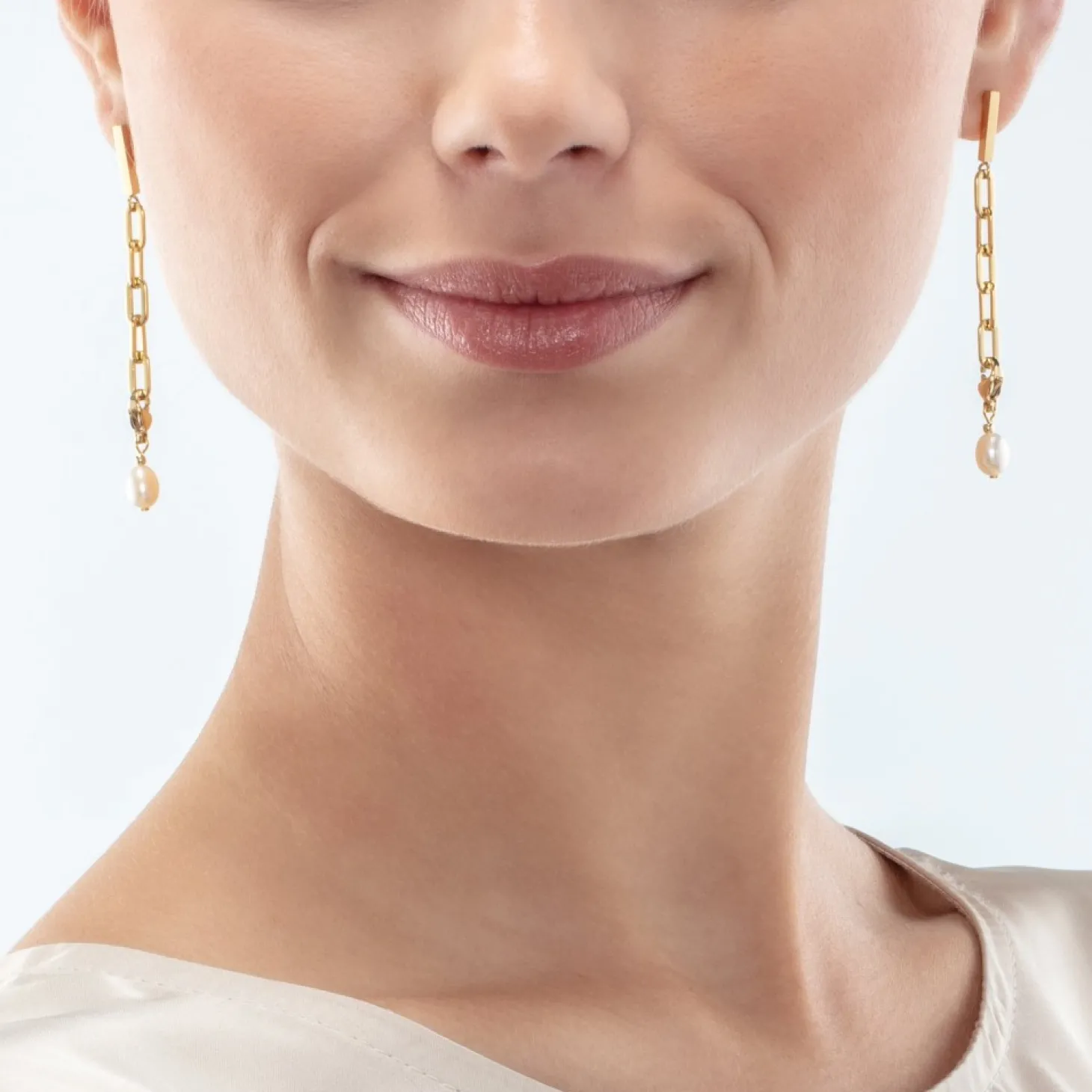 COEUR DE LION Modern Chain Earrings With Freshwater Pearl Charms Gold