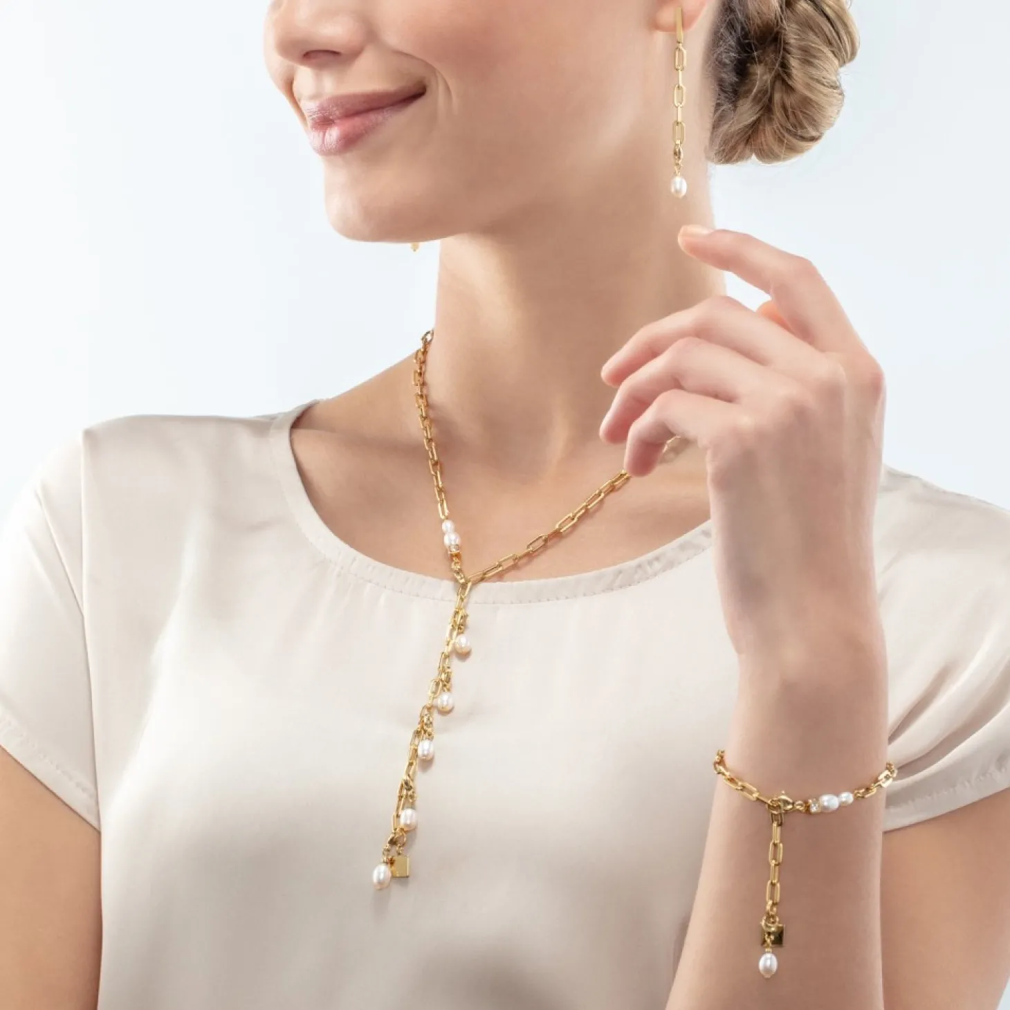 COEUR DE LION Modern Chain Necklace With Freshwater Pearl Charms Gold